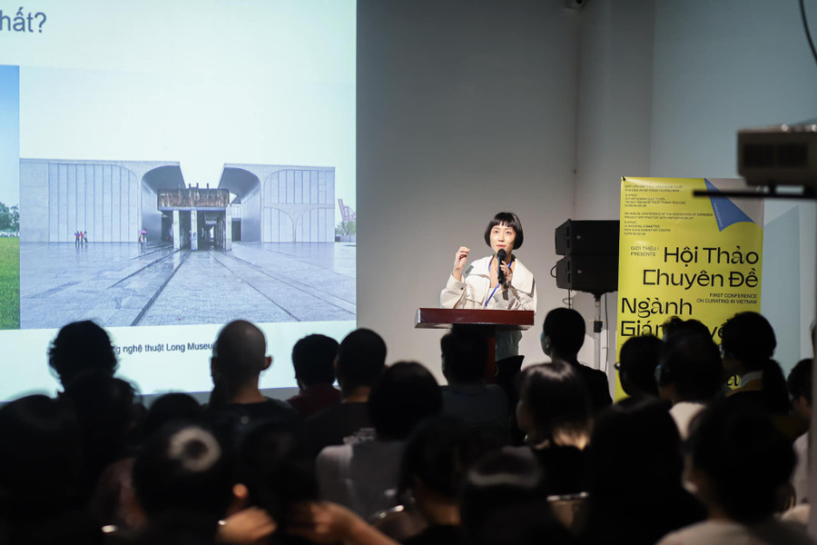 Giám tuyển Lê Thuận Uyên trình bày vai trò giám tuyển trong quá trình xây dựng Trung tâm Nghệ thuật The Outpost.