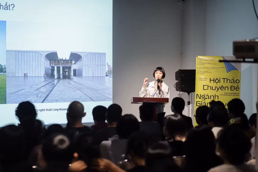 Giám tuyển Lê Thuận Uyên trình bày vai trò giám tuyển trong quá trình xây dựng Trung tâm Nghệ thuật The Outpost.