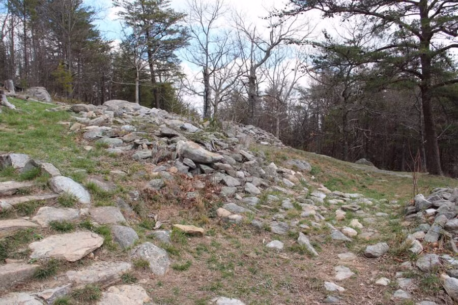 Tàn tích của một pháo đài được cho là do người mắt Trăng xây dựng từ năm 400 - 500. Tàn tích của một pháo đài được cho là do người mắt Trăng xây dựng từ năm 400 - 500.