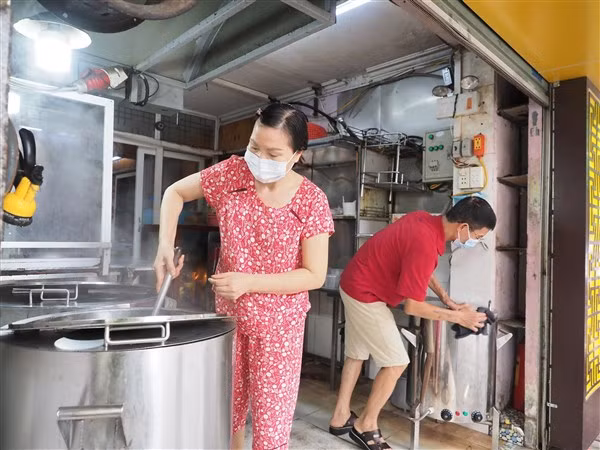 Chủ cơ sở kinh doanh phấn khởi trong ngày đầu mở cửa trở lại, tuy nhiên thực hiện nghiêm 5K.