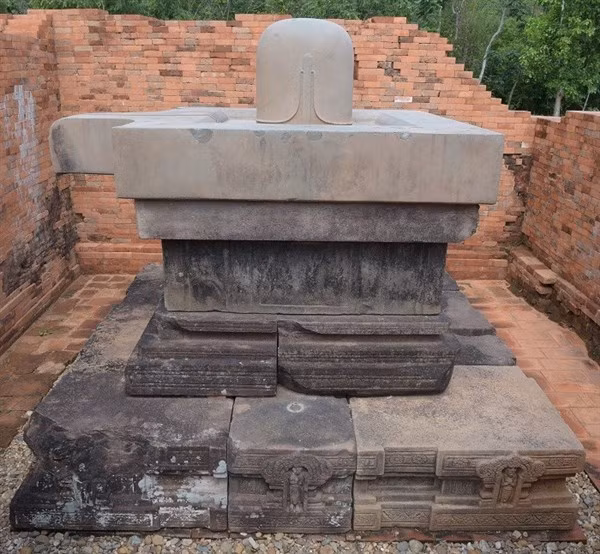 Đài thờ A10 được ghép từ 17 khối sa thạch xếp thành 5 lớp chồng lên nhau.