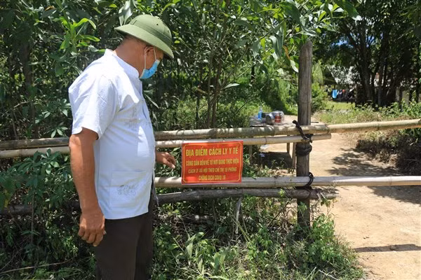 Các tổ cộng đồng là những “camera sống” giúp lực lượng chức năng giám sát và nâng cao nhận thức của người dân về phòng chống dịch bệnh trong các khu dân cư.