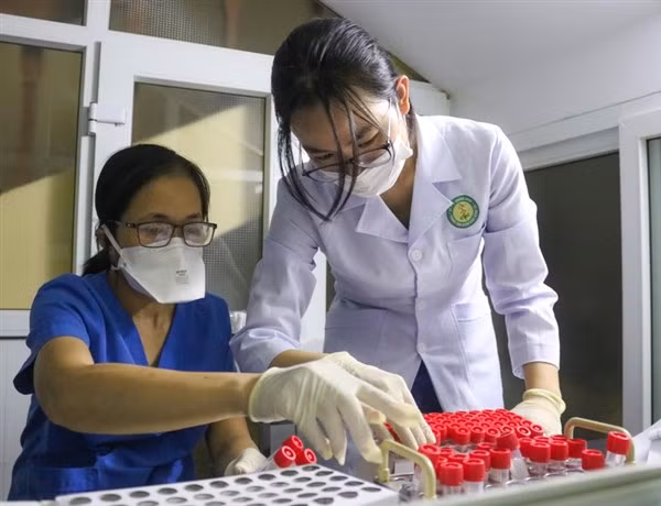 Cán bộ CDC Quảng Bình kiểm tra các mẫu bệnh phẩm trước khi đưa vào phòng xét nghiệm.