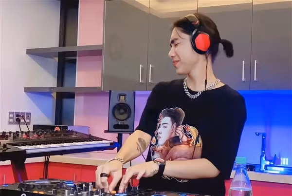 Ở nhà chống dịch, K-ICM chơi DJ trong bếp.