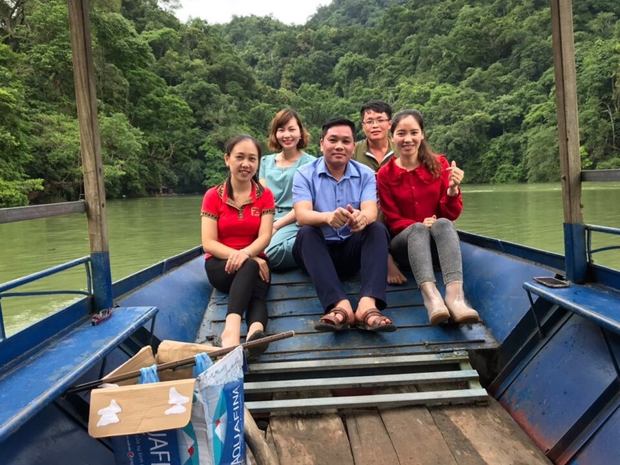 Các thầy cô đi thuyền lên điểm trường Đán Mẩy