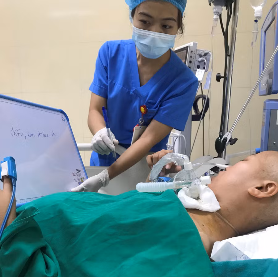 Sản phụ Nguyễn Thị Liên được các bác sĩ theo dõi từng ngày.