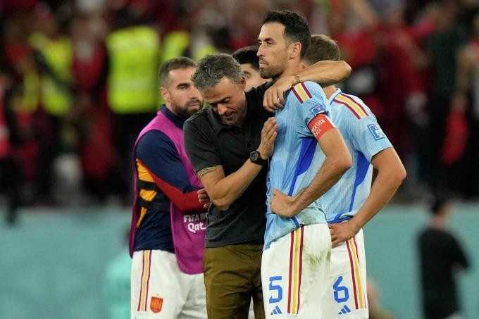 Enrique an ủi Sergio Busquets sau khi Tây Ban Nha thua Ma Rốc 0-3 trong loạt đá luân lưu ở vòng 1/8 World Cup ngày 6/12. Enrique an ủi Sergio Busquets sau khi Tây Ban Nha thua Ma Rốc 0-3 trong loạt đá luân lưu ở vòng 1/8 World Cup ngày 6/12.
