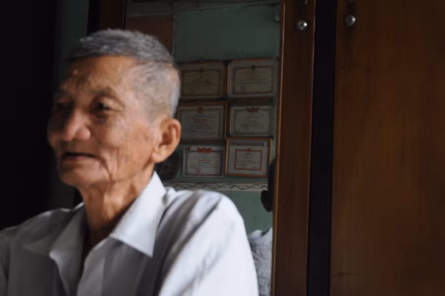 Việc làm của ông Tân được nhiều người biết, được chính quyền tặng bằng khen về tấm gương người tốt việc tốt. Nhưng điều ông trăn trở nhất, làm sao để người dân biết bảo vệ môi trường sống, không xả thải lấp con kênh.