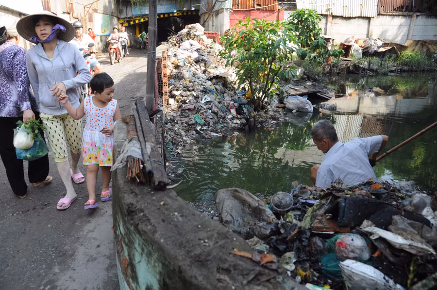 Lúc đầu, nhiều người bàn tán về công việc “bao đồng” của ông. Lâu dần, nhiều người hiểu ông làm việc tốt nên có người đi qua cho ông ít tiền uống nước, đôi khi ghé lại giúp ông một tay dọn rác.
