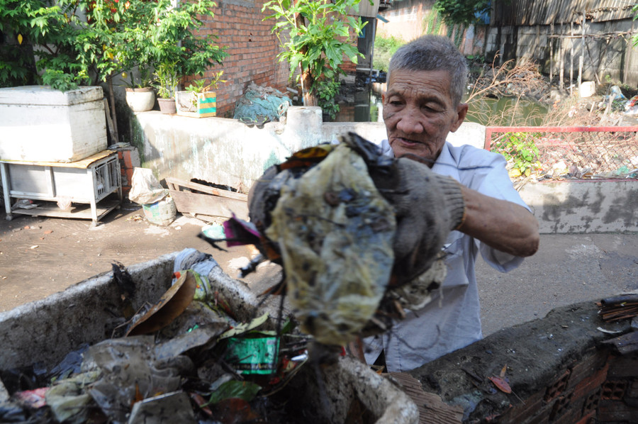 Cụ ông 30 năm tình nguyện vớt rác dưới dòng kênh thối ảnh 2 Đều đặn ngày nắng cũng như mưa, mỗi khi dòng kênh chất đầy rác ông Tân lại tự mang dụng cụ ra đi dọn