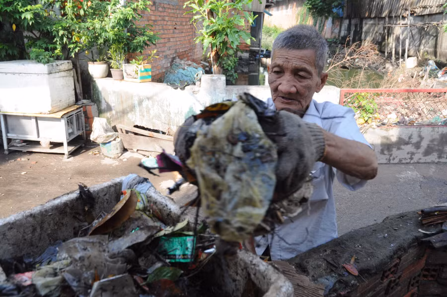 Đều đặn ngày nắng cũng như mưa, mỗi khi dòng kênh chất đầy rác ông Tân lại tự mang dụng cụ ra đi dọn