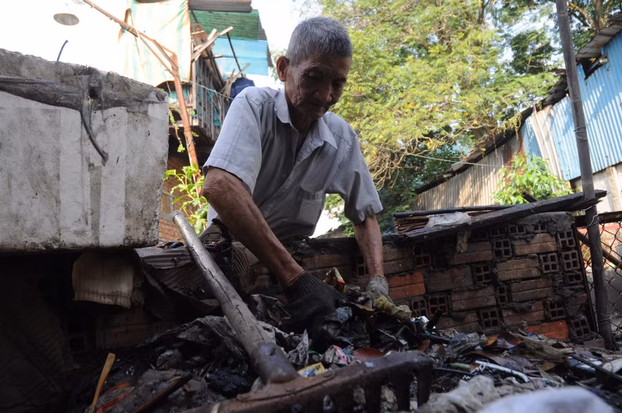 Cụ ông 30 năm tình nguyện vớt rác dưới dòng kênh thối