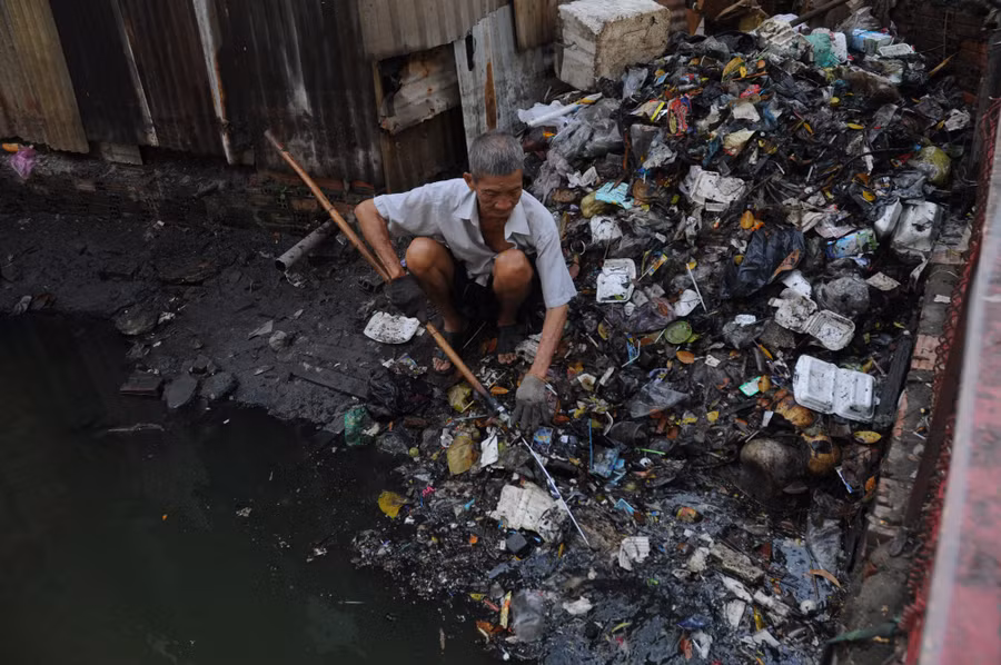  Dù chăm chỉ làm việc không công, nhưng một mình ông không thể dọn hết rác do hàng trăm hộ dân xả ra. “Nhiều lúc vợ con thấy khó chịu việc tôi làm vì không kiếm ra tiền, nhưng tôi kiên quyết làm nên dần dần mới xuôi theo” Cụ ông 77 tuổi tâm sự. 