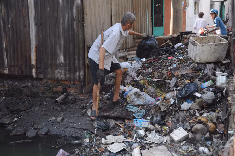 Những hôm bị ốm không thể đi dọn rác, ông Tân thấy rác chất đống lại thấy bức bối. Vừa khỏe lại, ông lại lao vào công việc mà không có tiền lương này.