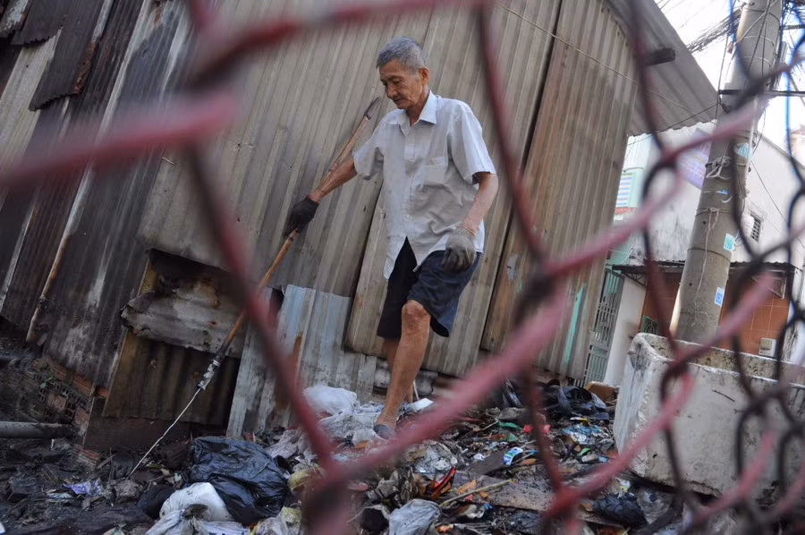 Ông Tân ít khi mang bao tay và khẩu trang vì vướng víu công việc, đôi lúc vợ ông ép ông phải mang bao tay vào để tránh vật nhọn.