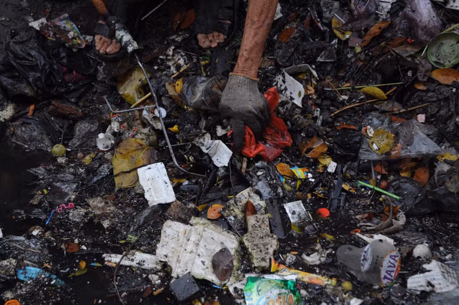 Suốt ngày bươi móc với đủ loại rác thải, có kim tiêm và mảnh kim loại nên rất dễ đứt ta, may da ông ít độc nên chỉ vài hôm lại lành.