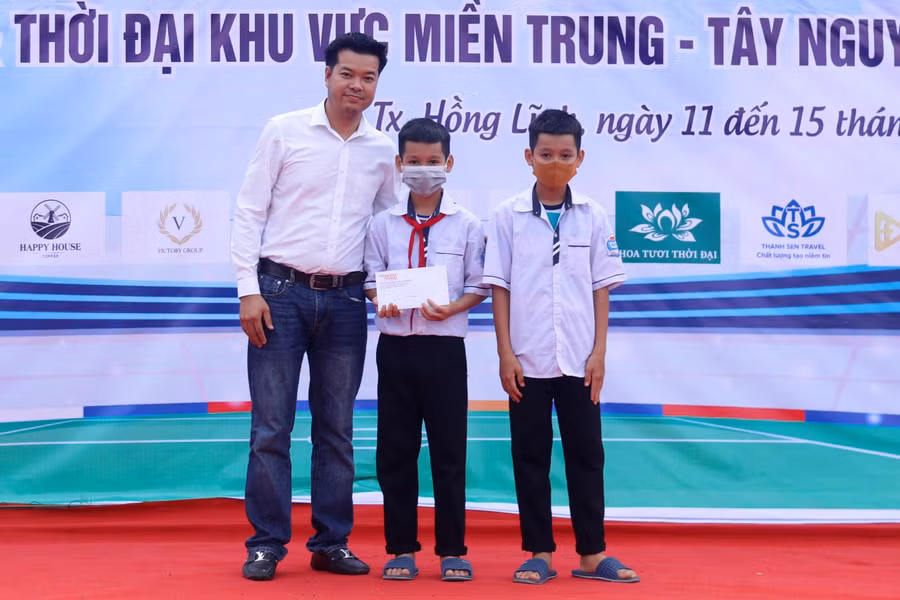 Nhà báo Nguyễn Văn Dũng - Trưởng VP Báo GD&amp;TĐ khu vực MT-TN trao những suất quà đặc biệt đến 2 em học sinh mồ côi ở thị xã Hồng Lĩnh.