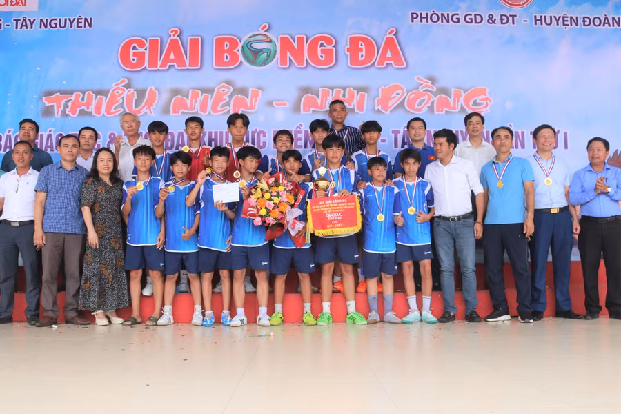 Giải bóng đá tranh Cúp Báo GD&amp;TĐ khu vực MT-TN lần thứ I năm 2022 tại huyện Cẩm Xuyên thành công tốt đẹp với chức vô địch thuộc về đội tuyển bóng đá Trường THCS Cẩm Nhượng.