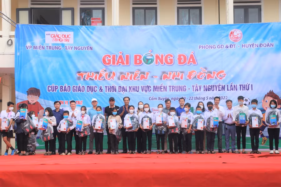 Ban tổ chức Giải bóng đá Cúp Báo GD&TĐ trao quà đến các em học sinh có hoàn cảnh khó khăn.