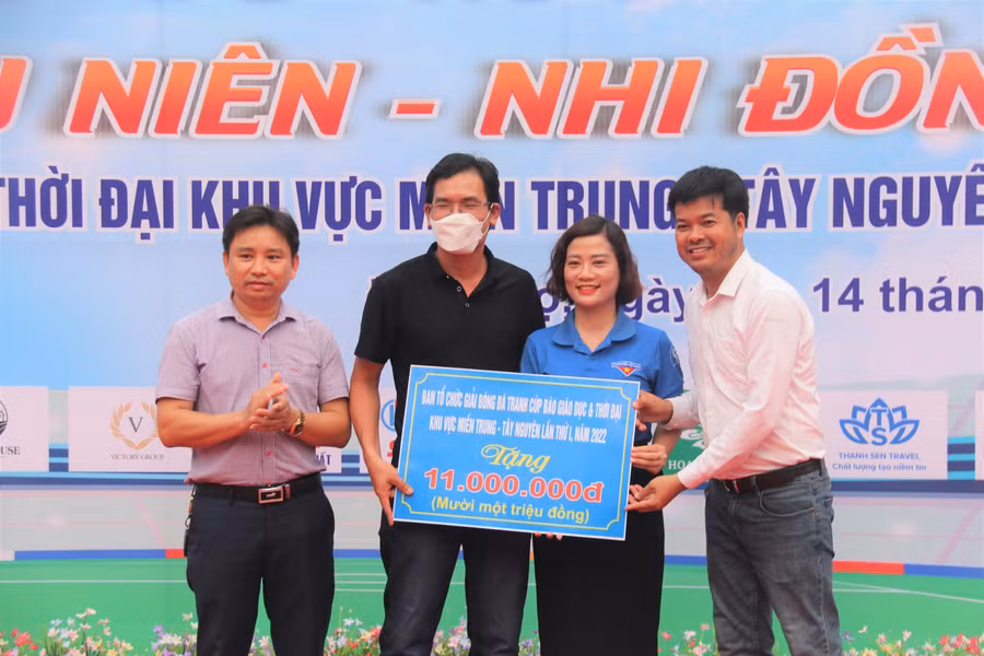 Ban tổ chứctrao biểu trưng 22 suất quà trị giá 11 triệu đồng đến các em học sinh có hoàn cảnh khó khăn ở huyện Đức Thọ.