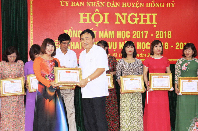 ÔNg Nguyễn Văn Thủy trao tặng tặng bằng khen của UBND tỉnh cho các tập thể và cá nhân ÔNg Nguyễn Văn Thủy trao tặng tặng bằng khen của UBND tỉnh cho các tập thể và cá nhân