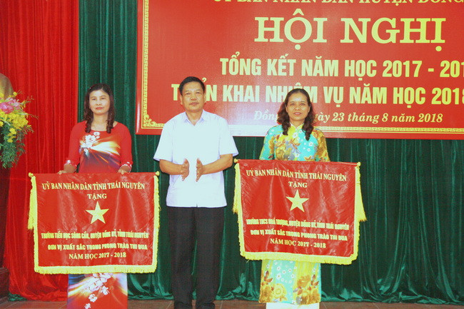 Ông Nguyễn Khắc Tân trao cờ thi đua của UBND tỉnh cho các tập thể Ông Nguyễn Khắc Tân trao cờ thi đua của UBND tỉnh cho các tập thể