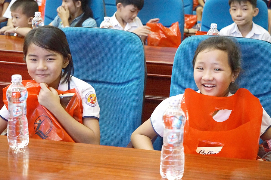 : Niềm vui của các em nhỏ khi nhận được những phần quà trong ngày Quốc tế thiếu nhi.