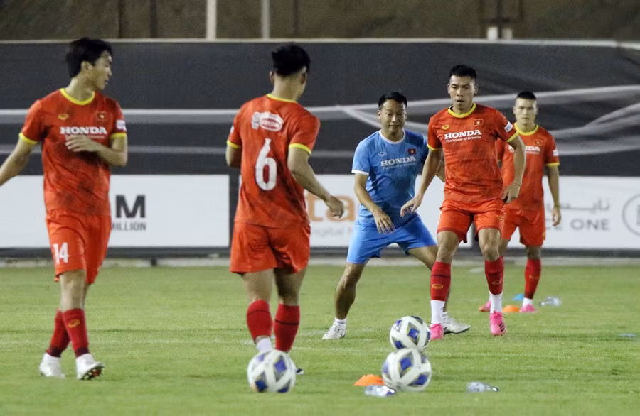 Tuấn Anh mặc quần số 14, áo số 32.