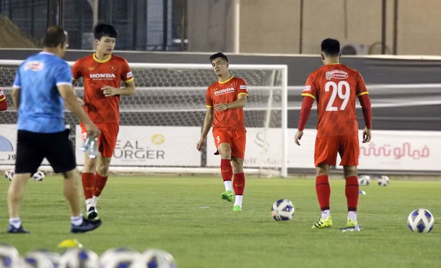 Tiến Linh bất ngờ mang áo số 3 của trung vệ thủ quân Quế Ngọc Hải.