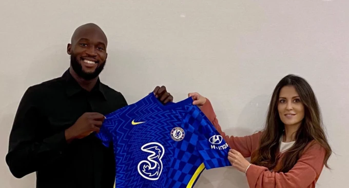 Lukaku chính thức "tái hôn" Chelsea hôm 12/8.