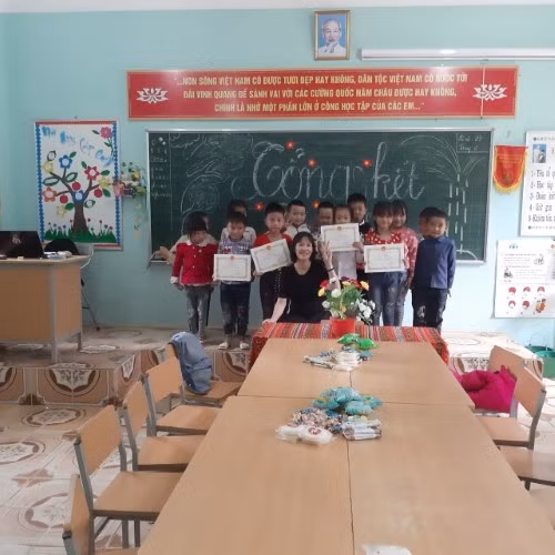 Một buổi tổng kết năm học bên đám trò nhỏ. Ảnh: NVCC