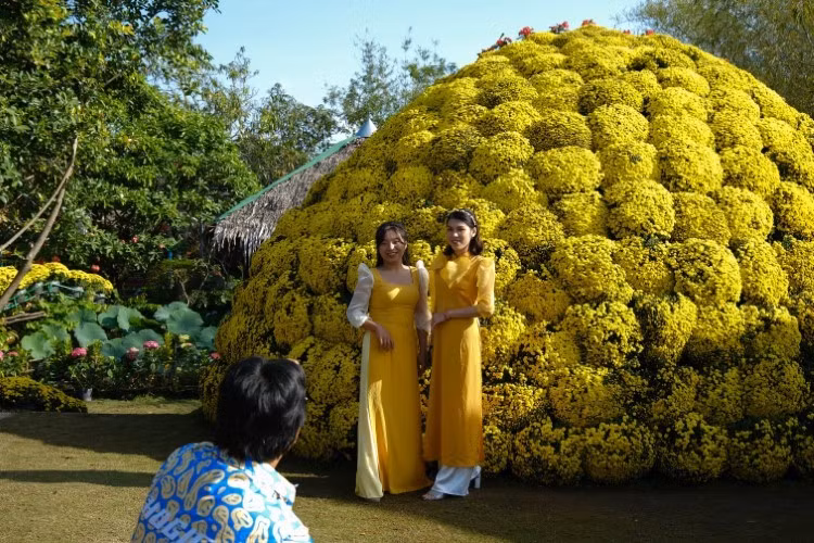 Du khách check-in tại mô hình bó hoa kết từ các chậu hoa cúc mâm xôi ở Làng hoa Sa Đéc.