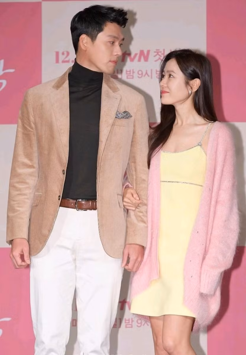 Những lần diện đồ đôi tình bể bình của Hyun Bin và Son Ye Jin ảnh 6