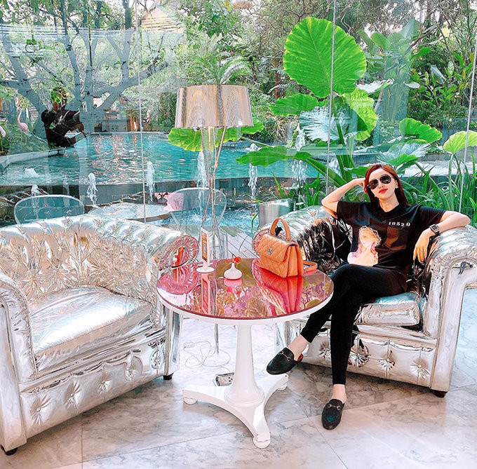 Thoải mái du lịch, check-in sang chảnh chính là cuộc sống của cô lúc này.