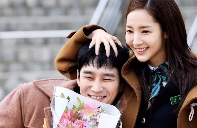 Sau Descendants of the Sun, Ahn Bo Hyun chăm chỉ đóng phim truyền hình, chủ yếu đảm nhận vai phụ. Những tác phẩm tiếp theo có thể kể đến của nam diễn viên là Rebel: Thief Who Stole the People, Her Private Life, My Only Love Song… Dù Ahn Bo Hyun chưa gặt hái giải thưởng danh giá nào nhưng tài tử vẫn được khán giả đánh giá cao bởi lối diễn tự nhiên, linh hoạt. Thieu gia bat tai cua 'Tang lop Itaewon' tung yeu tham Song Hye Kyo hinh anh 7 Ahn_Bo_Hyun_8.jpg