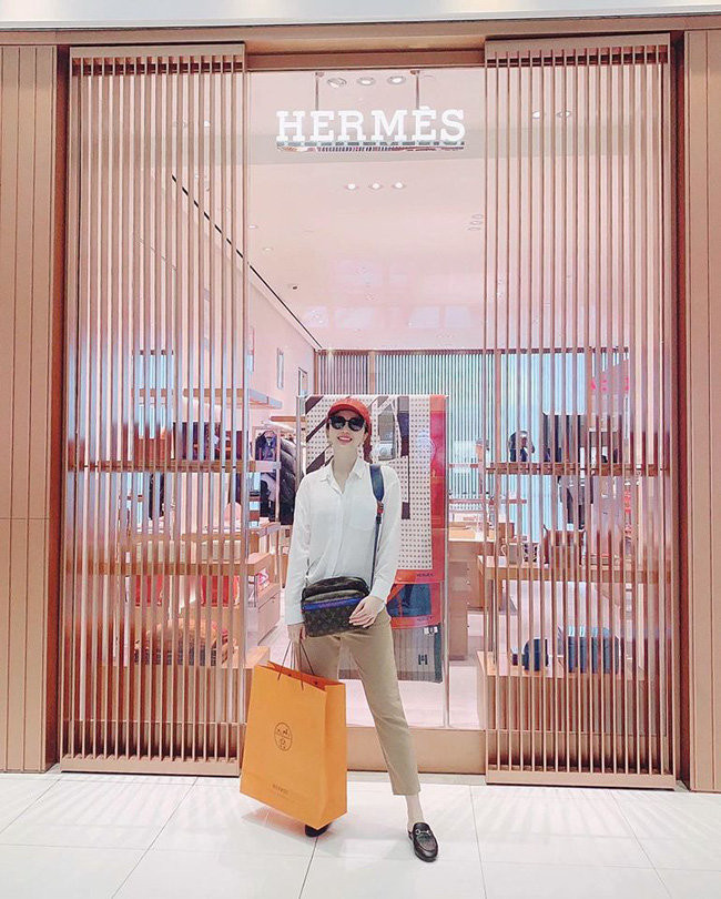 Mẫu túi Louis Vuitton đơn giản nhưng hiện đại đã trở thành điểm nhấn trong bộ cánh đơn giản, basic này của Bảo Thy.