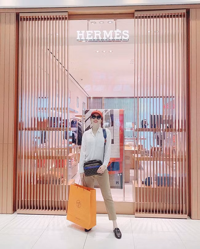 Mẫu túi Louis Vuitton đơn giản nhưng hiện đại đã trở thành điểm nhấn trong bộ cánh đơn giản, basic này của Bảo Thy.