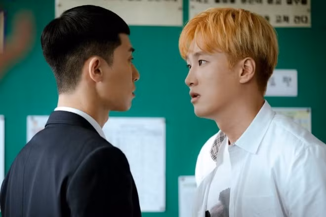 Lúc còn là học sinh trung học phổ thông, Jang Geun Won gây tai nạn khiến bố của Park Sae Roy mất mạng. Song, nhờ thế lực của gia đình, gã không phải trả giá cho hành vi đó. Jang Geun Won định thú tội nhưng Jang Dae Hee lại dạy hư và dùng quyền lực đẩy Park Sae Roy vào tù hòng lấp liếm cái sai cho con trai. Kể từ đó, cậu cả nhà họ Jang ngày càng hư hỏng và hống hách. Cho đến lúc gặp lại Park Sae Roy, gã vẫn bị “lép vế” trước sự trưởng thành và trí thông minh của anh. Thieu gia bat tai cua 'Tang lop Itaewon' tung yeu tham Song Hye Kyo hinh anh 3 Ahn_Bo_Hyun_4.jpeg