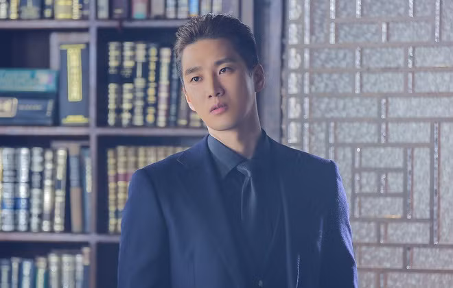 Ở bộ phim gần đấy nhất - Itaewon Class, Ahn Bo Hyun chứng tỏ sự biến hóa trong diễn xuất của mình. Khác với kiểu vai hiền lành, nghiêm túc và có phần dễ thương như trước kia, lần này, anh khắc họa chân dung cậu ấm nhà tài phiệt Jang Geun Won vừa bất tài, vừa hèn nhát. Nhân vật này nhận không ít “gạch đá” vì nét tính cách khó ưa và những màn gây hấn với nam chính Park Sae Roy. Thieu gia bat tai cua 'Tang lop Itaewon' tung yeu tham Song Hye Kyo hinh anh 8 Ahn_Bo_Hyun_9.jpg