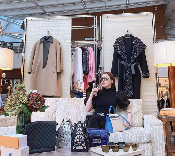 Nữ ca sĩ được đối đãi như thượng khách khi mua sắm tại cửa hàng của Louis Vuitton tại Singapore.