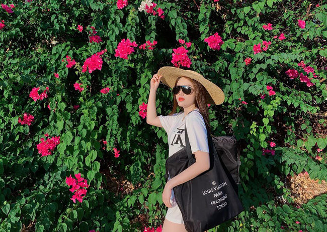 Các món đồ đơn giản như áo phông, túi tote to bản cực kỳ thời thượng nhưng cũng phải đến từ những nhà mốt đắt giá.