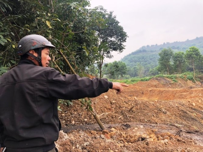 Người dân địa phương đưa PV báo GD&TĐ vào thực tế Người dân địa phương đưa PV báo GD&TĐ vào thực tế