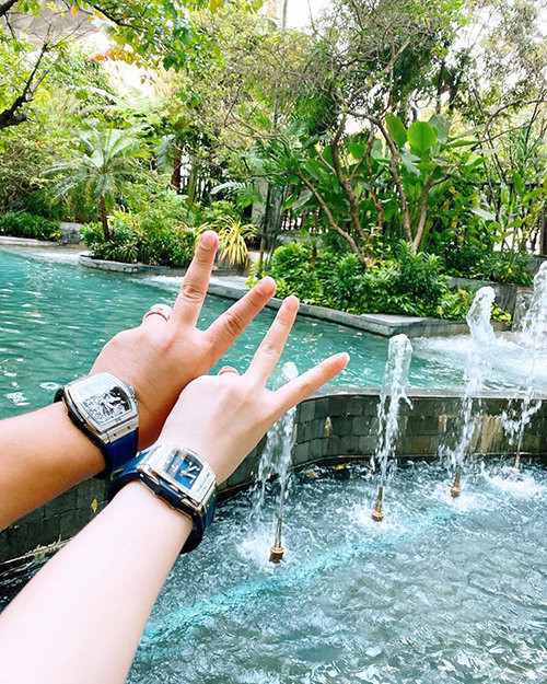 Dùng đồng hồ hàng hiệu cùng chồng.