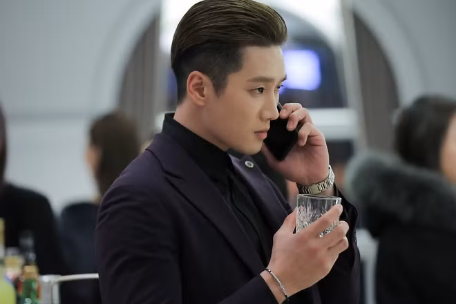 Jang Geun Won là con trai cả của chủ tịch tập đoàn Jang Ga - Jang Dae Hee (Yoo Jae Myung). Với thân phận con trưởng, gã được cha nuông chiều từ nhỏ, định sẵn sẽ trở thành người thừa kế tương lai. Thế nhưng, Jang Geun Won không hề có tố chất lãnh đạo. Gã hèn nhát, bất tài vô dụng nhưng luôn cố tỏ ra nguy hiểm. Jang Geun Won còn thường xuyên giở thói côn đồ, hống hách, sẵn sàng hành hung người mà gã cảm thấy chướng mắt. Thieu gia bat tai cua 'Tang lop Itaewon' tung yeu tham Song Hye Kyo hinh anh 2 Ahn_Bo_Hyun_3.jpg