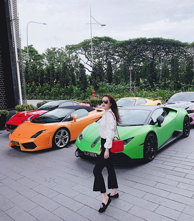 Bên cạnh dàn siêu xe được khoe trong tấm ảnh này, Bảo Thy còn làm các tín đồ thời trang xuýt xoa khi sử dụng chiếc túi Chanel đỏ đắt giá làm điểm nhấn.