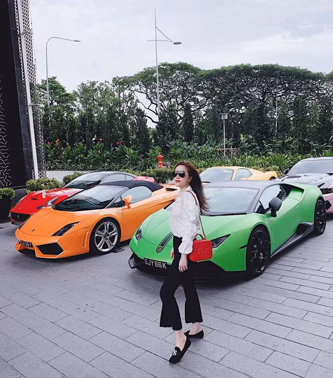 Bên cạnh dàn siêu xe được khoe trong tấm ảnh này, Bảo Thy còn làm các tín đồ thời trang xuýt xoa khi sử dụng chiếc túi Chanel đỏ đắt giá làm điểm nhấn.