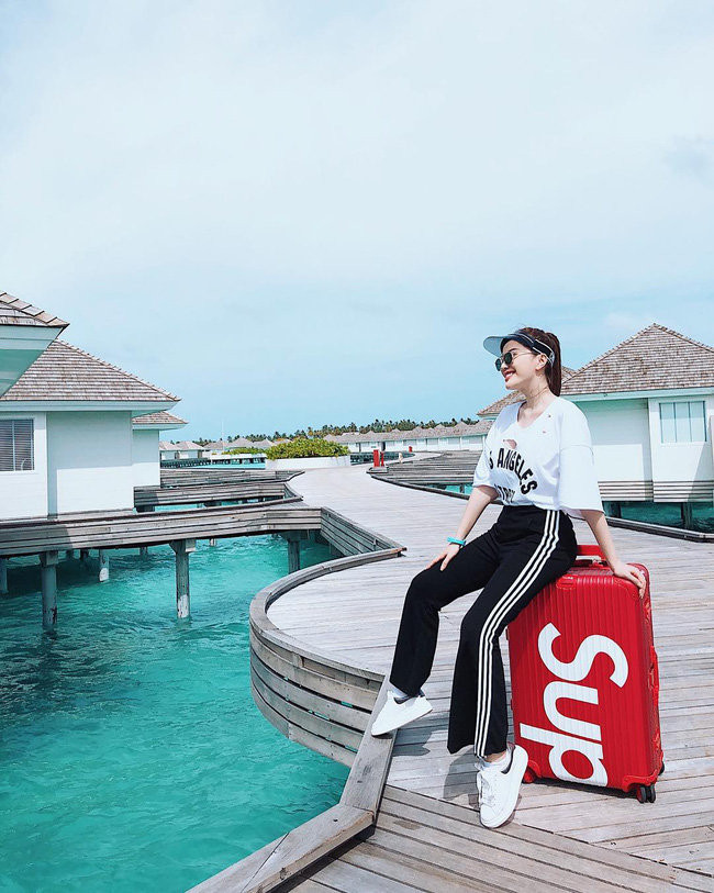 Quần ống đứng trendy, nón Dior cùng vali Supreme cực kỳ trẻ trung.