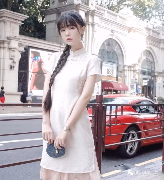 Hoàng Kiều Ân (đến từ thành phố Chiết Giang, tỉnh Hàng Châu, Trung Quốc) được mệnh danh là hot girl cổ trang bởi luôn mặc trang phục, làm tóc và trang điểm theo phong cách cổ xưa trong tất cả các bộ ảnh.