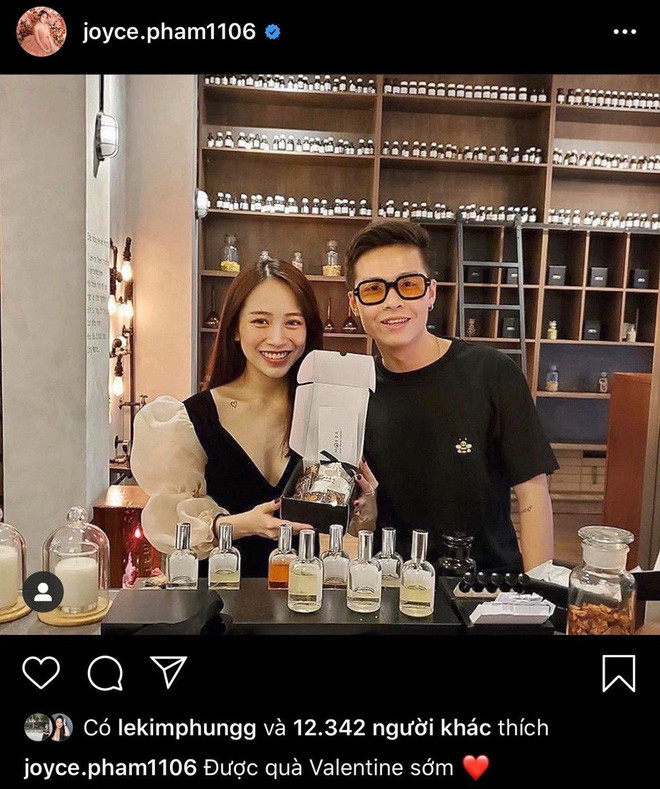 Được biết, Tâm Nguyễn cũng tặng vợ một chai nước hoa hàng hiệu đắt tiền.