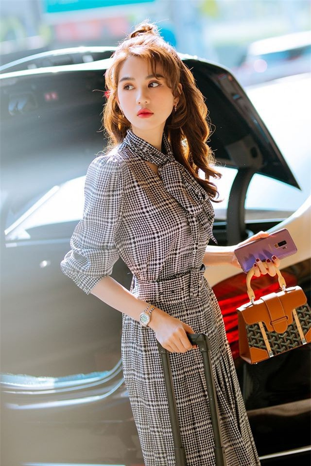 Ngọc Trinh phô dáng đẹp mướt mắt, không hở vẫn hút mọi ánh nhìn - Hình 6 Ngoc Trinh pho dang dep muot mat, khong ho van hut moi anh nhin-Hinh-6